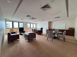 Palais Renaissance (D9), Office #632373341